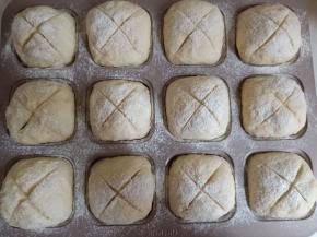 用锋利的刀片割包。