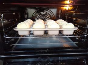 入预热好的烤箱，中下层上下火165度烤27分钟即可。