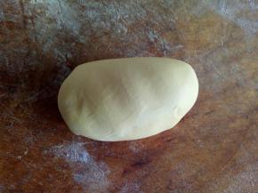 主材料混合均匀后揉成光滑的面团（一定要揉透）