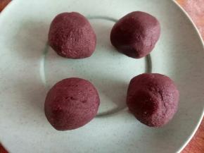 准备红豆沙馅或者其他的馅，不包馅可以省略掉这一步（面团正好可以做4只小蜜蜂）