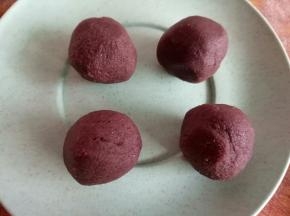 准备红豆沙馅或者其他的馅，不包馅可以省略掉这一步（面团正好可以做4只小蜜蜂）