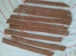 切成大概5mm宽的细条，每只小蜜蜂用3条，剩下的面重新揉成团