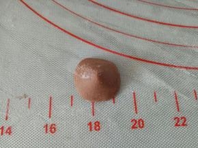 剩下的可可面团分别揉4个像图中这样的圆锥形，剩一点点做蜜蜂的眼睛和嘴巴