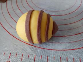 将可可面条按图中的比例粘到小蜜蜂的身体上，粘不住可以刷点水，将圆锥面团粘到小蜜蜂的尾部