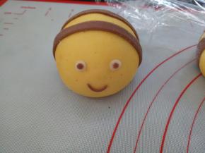 将眼睛和嘴巴粘上