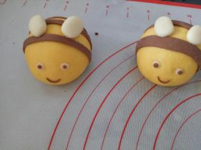 刷点水粘到合适的位置