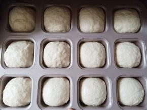 入模具，放入烤箱二发，旁边放一碗温水保湿。