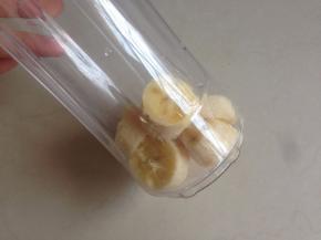 香蕉去皮切小块放入料理杯中
