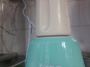 料理杯放在料理机上，启动电源10秒左右