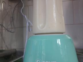 料理杯放在料理机上，启动电源10秒左右