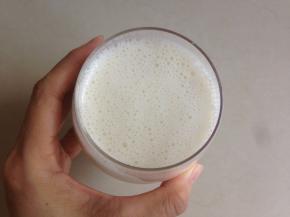 倒入杯中，大概可以做两杯。由于是高速运转，有泡沫是正常现象，也是有营养的，不需要撇掉