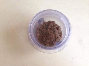 奥利奥饼干碎放入研磨杯中，打成粉末状。如果你买的是奥利奥饼干，需要去掉夹心。没有研磨杯的，可以将饼干放进保鲜袋中，用擀面棍擀碎