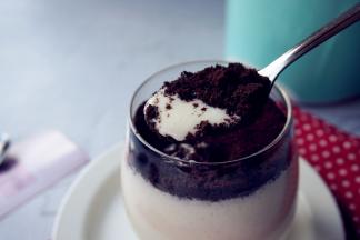 勺一些奥利奥饼干粉末覆盖在奶昔上面，不会沉底的，上面可以放一片薄荷叶装饰