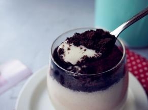 勺一些奥利奥饼干粉末覆盖在奶昔上面，不会沉底的，上面可以放一片薄荷叶装饰