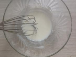 牛奶和油倒入盆里，用蛋抽搅拌至不见油星，乳化好，我一般搅拌1分钟时间