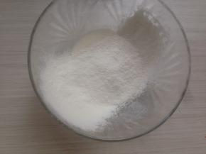 将面粉过筛进去