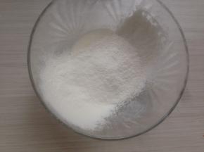 将面粉过筛进去