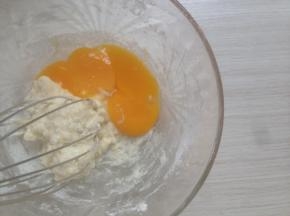 划Z字拌到不见干粉即可，加入蛋黄