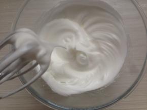 分三次加糖到蛋清里，用电动打蛋器打发至偏干性发泡