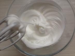 分三次加糖到蛋清里，用电动打蛋器打发至偏干性发泡