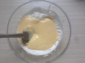 倒回剩余的蛋白霜里