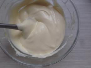 用同样的手法翻拌均匀，成细腻的蛋糕糊