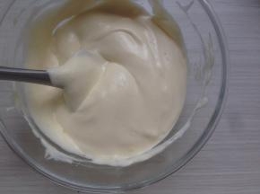 用同样的手法翻拌均匀，成细腻的蛋糕糊