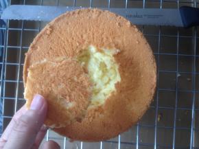 烘烤好的蛋糕取出，在桌面上震出热气，倒扣在晾架上，待放凉后脱模，底部朝上，挖出一个小洞