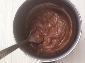 制作甘纳许，隔热水融化巧克力，然后倒入淡奶油，搅拌均匀