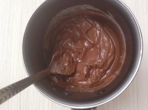 制作甘纳许，隔热水融化巧克力，然后倒入淡奶油，搅拌均匀