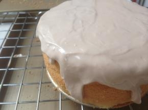 在蛋糕那个小洞里注入奶油酱，蛋糕表面继续淋上，可以用蛋糕抹刀抹一下，使蛋糕四周有微微下垂的效果