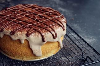 在蛋糕表面撒上可可粉，用剩余的甘纳许装在裱花袋里，挤出一条线条，装饰随意吧