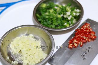 蒜，葱，辣椒切丁，备用