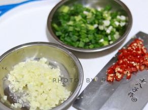 蒜，葱，辣椒切丁，备用