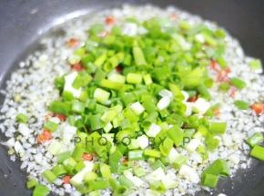 加入蒜和葱，翻炒几下关火。此时预热烤箱。