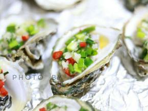 取一勺酱汁放入生蚝中。将生蚝放入烤箱，200度，上层烤制8至10分钟即可。