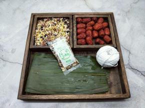 将食材准备工作完成，粽叶提前冷水泡2小时以上，之后锅中加入清水烧开，把泡好的粽叶放入锅中煮2分钟捞出。