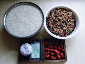 糯米冷水冲洗几遍，泡4小时，泡好的糯米与十二谷米伴侣混合再一起，红枣去核。