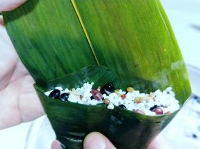 再填加入混合米，填满，可以适当加入一些水，将米压实。