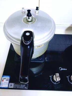 盖上高压锅盖子，中火将其烧开，待上汽后转小火压55分钟，关火焖1小时以上再将高压锅盖子打开。