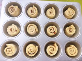 放入宜家•瓦达恩12连模内，室温二次发酵，裁掉的边角也别丢掉，可以分成4、5份，压在模具底部一起烤，也可以单独扭成麻花，放在旁边一起发酵烘烤