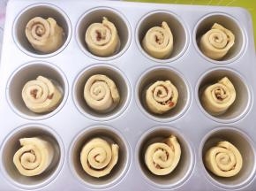 放入宜家•瓦达恩12连模内，室温二次发酵，裁掉的边角也别丢掉，可以分成4、5份，压在模具底部一起烤，也可以单独扭成麻花，放在旁边一起发酵烘烤