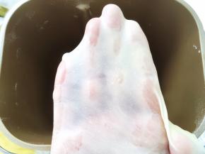 揉好的面团切下一小块放入，可以撑出有弹性的手套膜即可