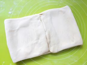 之后将两侧向中间对折