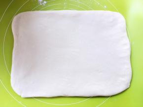 揉面垫上撒点干粉，将揉好的面团擀成长方形，大小是小号保鲜袋的大小，之后入冰箱冷冻20分钟