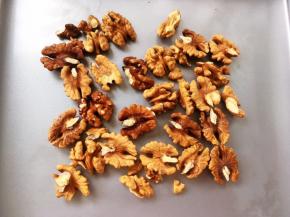 新鲜核桃去皮取85克核桃仁，烤箱预热180度，将核桃仁烤7、8分钟