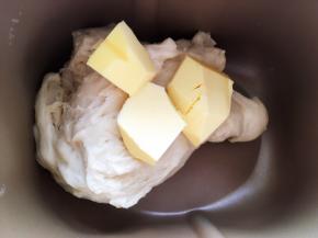 面团揉好后加入黄油，继续启动揉面程序，将黄油跟面团揉均匀