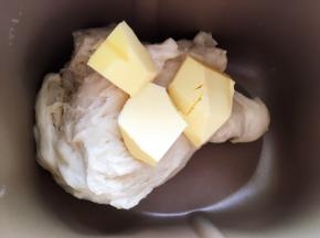 面团揉好后加入黄油，继续启动揉面程序，将黄油跟面团揉均匀