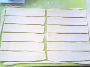 之后用钢尺裁成直角长方形，再均分成12等份