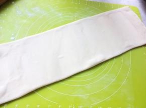 撒点干粉，将面片擀长，长度50厘米左右，正好是揉面垫斜角的长度